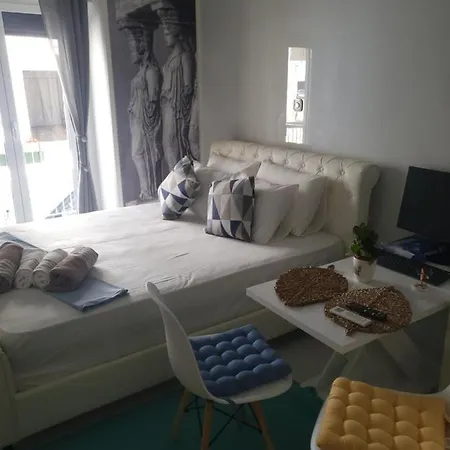 Hause By 3 *