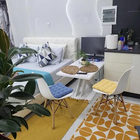 Hause By 3 *